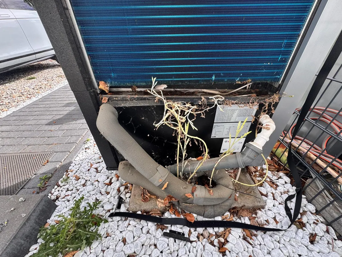 Wärmepumpe mit eingewachsenen Pflanzen, weil das Kiesbett falsch angelegt wurde